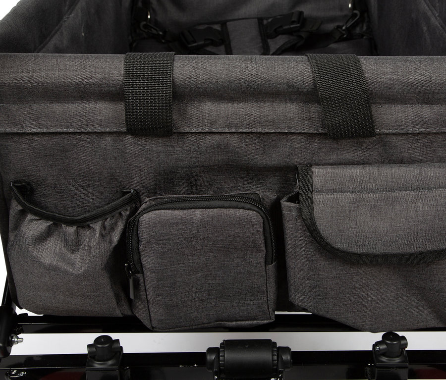 Detailansicht eines grauen Bollerwagens mit Dach und Regencover von small foot mit Taschen.