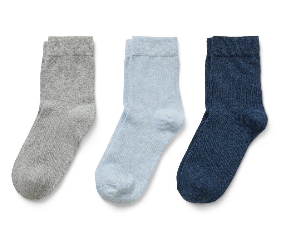Drei Paar Socken in Grau, Hellblau und Dunkelblau.