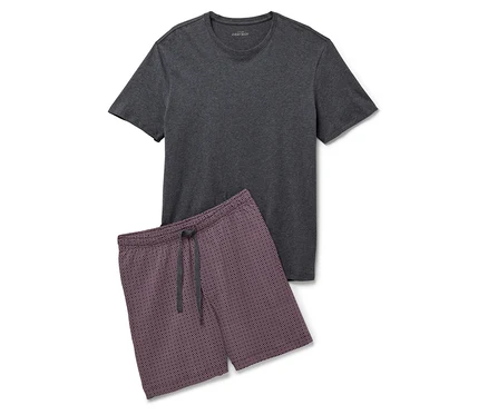 Graues T-Shirt und gemusterte Shorts auf weißem Hintergrund.