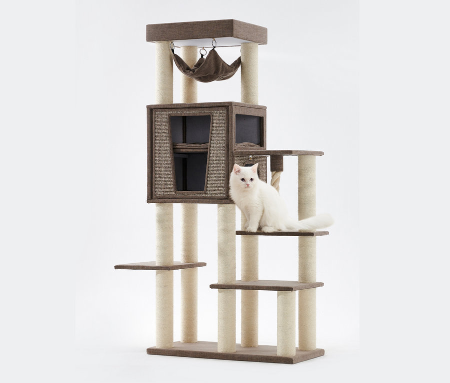 Weiße Katze sitzt auf braunem Kratzbaum "KASIL".