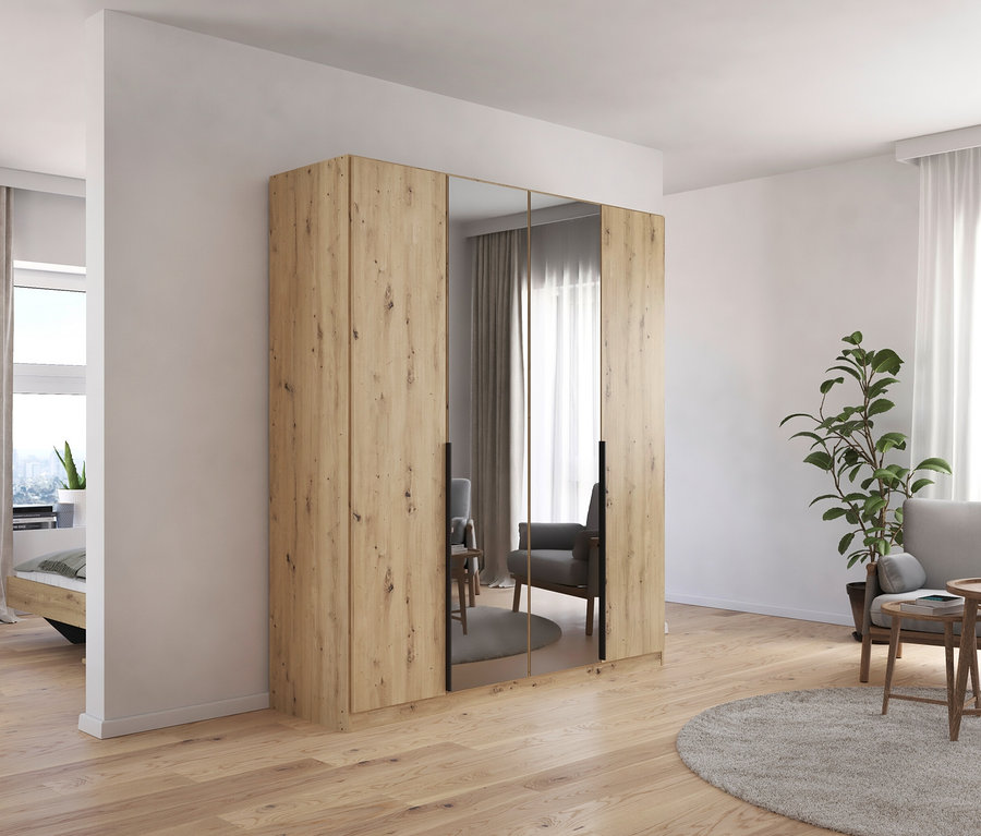 Ein Zimmer mit Holzboden zeigt einen rauch Kleiderschrank »Skyla«, 4-türig, eiche, und einen grauen Sessel.