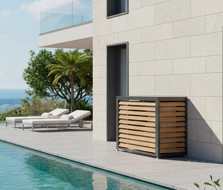 Außenaufnahme eines modernen Hauses mit Pool, zwei Liegestühlen und einer dekorativen Holzverkleidung.