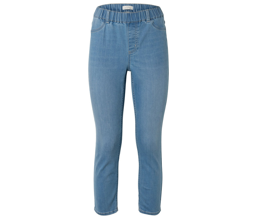 Eine hellblaue Jeans mit Gummizugbund ist vor einem weißen Hintergrund zu sehen.