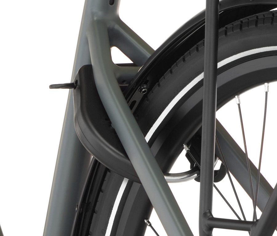 Nahaufnahme vom Hinterrad eines grauen FISCHER City E-Bike CITA MOVE mit Gepäckträger und Schutzblech.