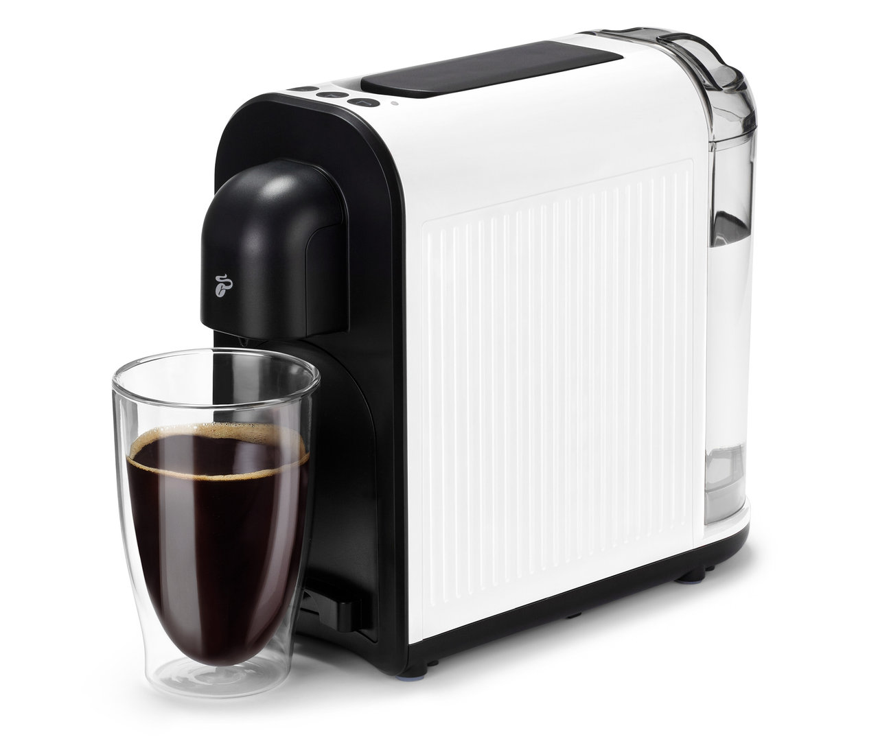 Eine weiße Cafissimo now white Kaffeemaschine mit einer Tasse Kaffee davor.