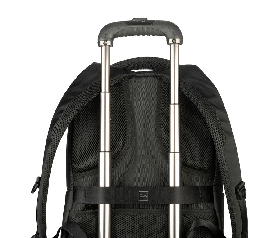 Nahaufnahme eines schwarzen Rucksacks mit Trolley-Griff und Teleskopstange vor einem weißen Hintergrund.