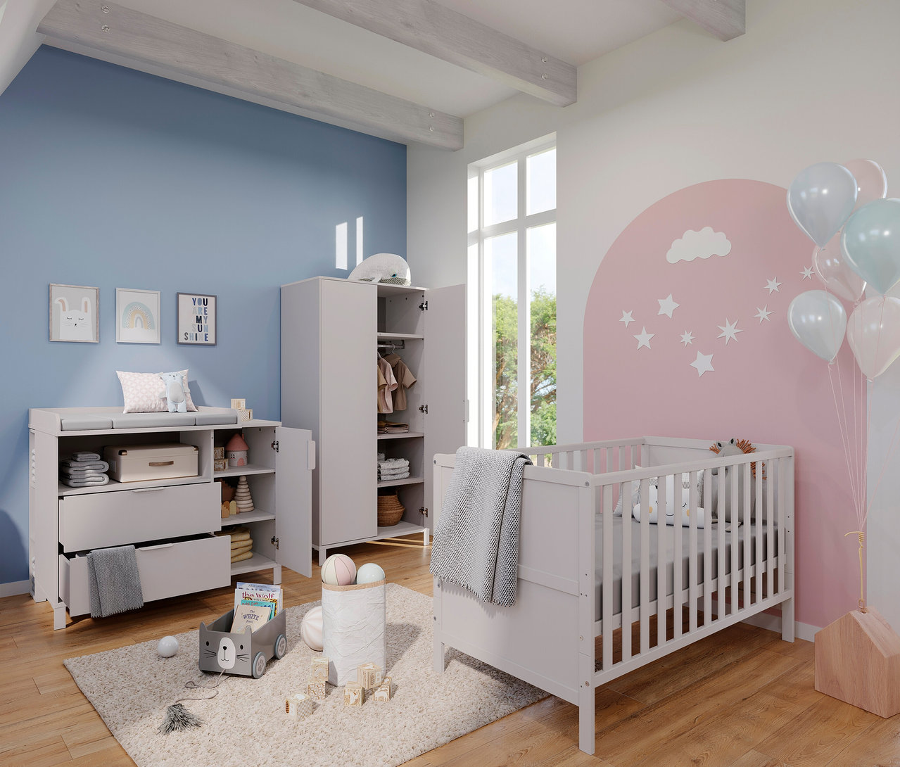 Einrichtung eines Kinderzimmers mit Wickelkommode, Kleiderschrank und Gitterbett in hellen Farben.