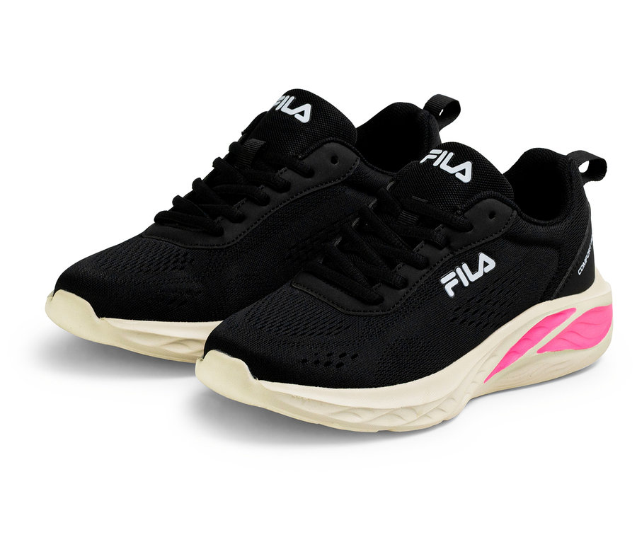 Zwei schwarze FILA Specctris Damen-Sneaker mit weißer Sohle und pinkfarbenem Akzent stehen nebeneinander.