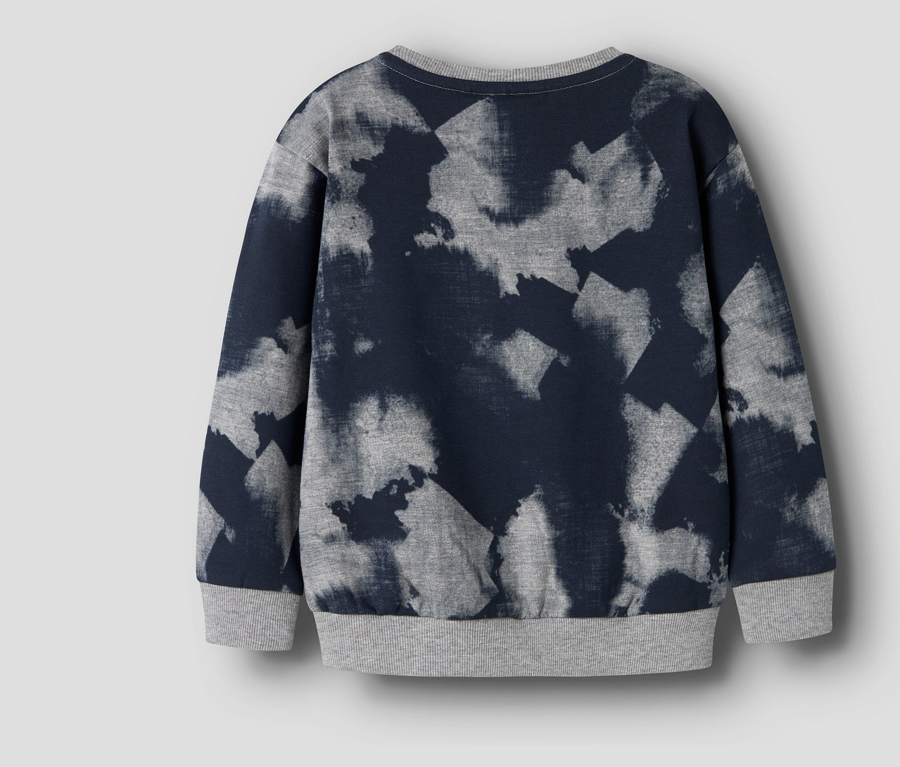 Rückansicht eines NAME IT Sweatshirts in Batikoptik.