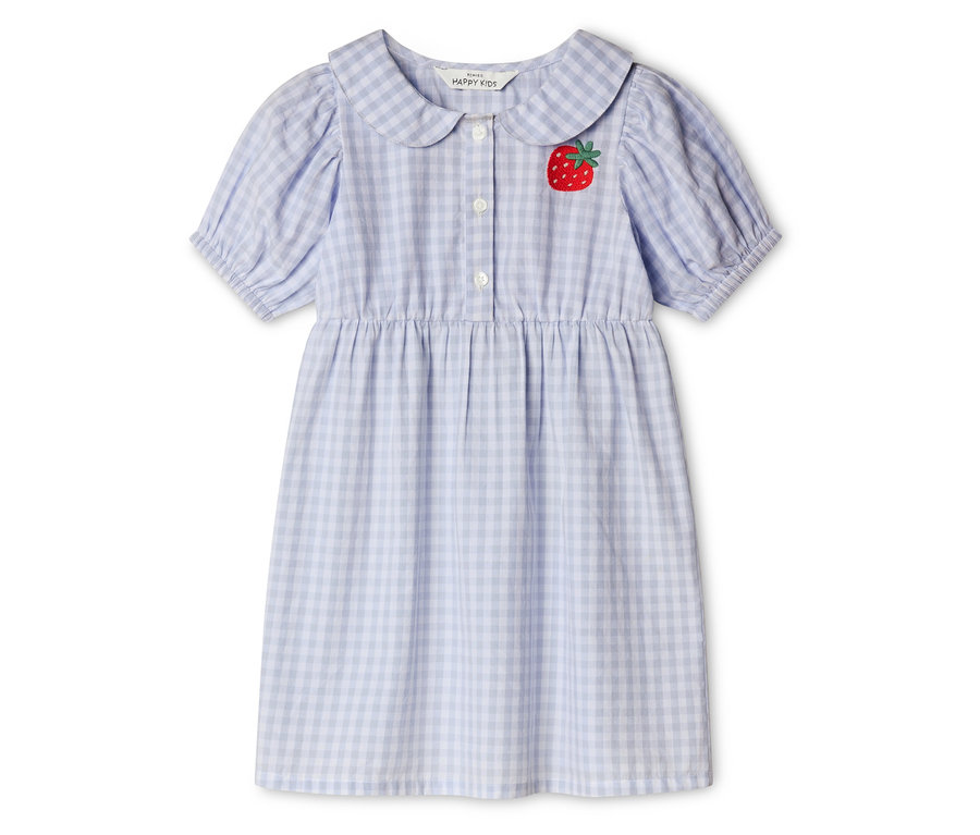 Hellblaues, kariertes Kinderkleid mit Erdbeerapplikation.