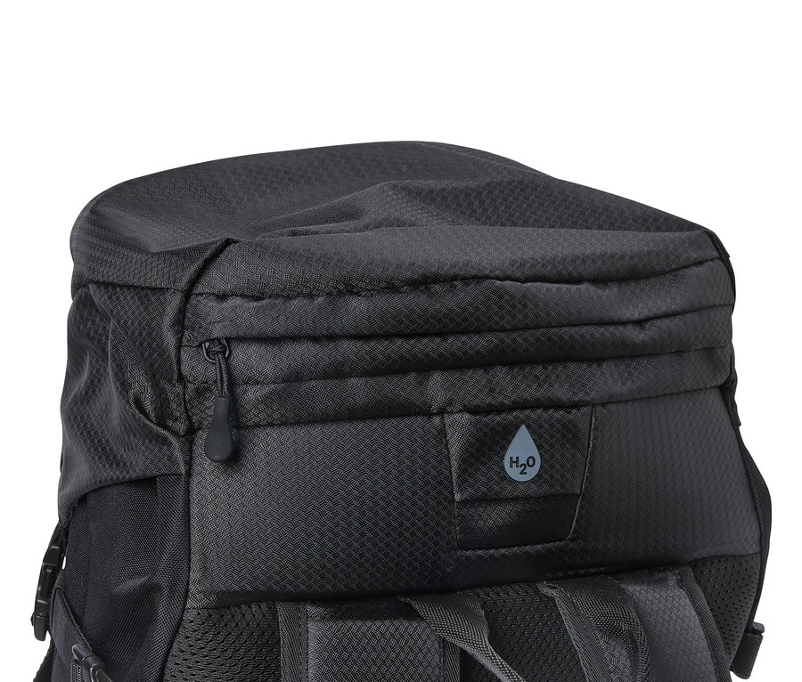 Detailansicht eines schwarzen Rucksacks mit Reißverschluss und H2O-Logo.