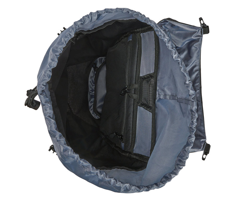 Innenansicht eines offenen, leeren, blaugrauen Rucksacks mit schwarzen Details.