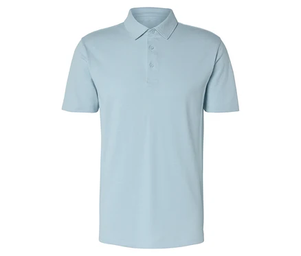 Hellblaues Poloshirt mit drei Knöpfen und kurzem Ärmel.