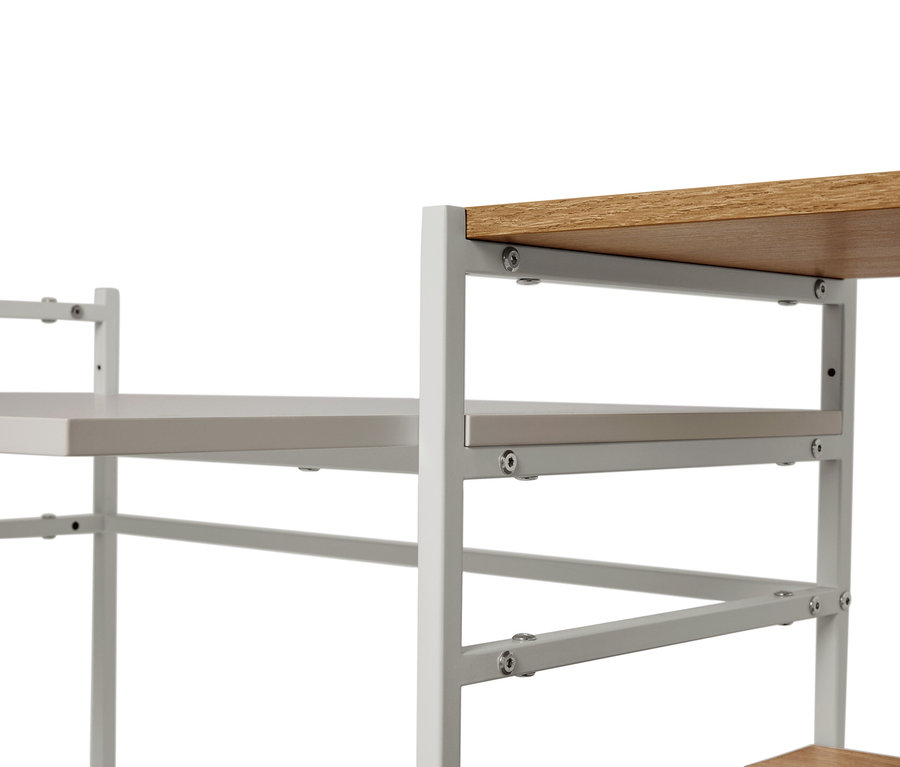 Detailansicht eines Regals mit hellbraunen und weißen Regalböden und weißem Metallrahmen.