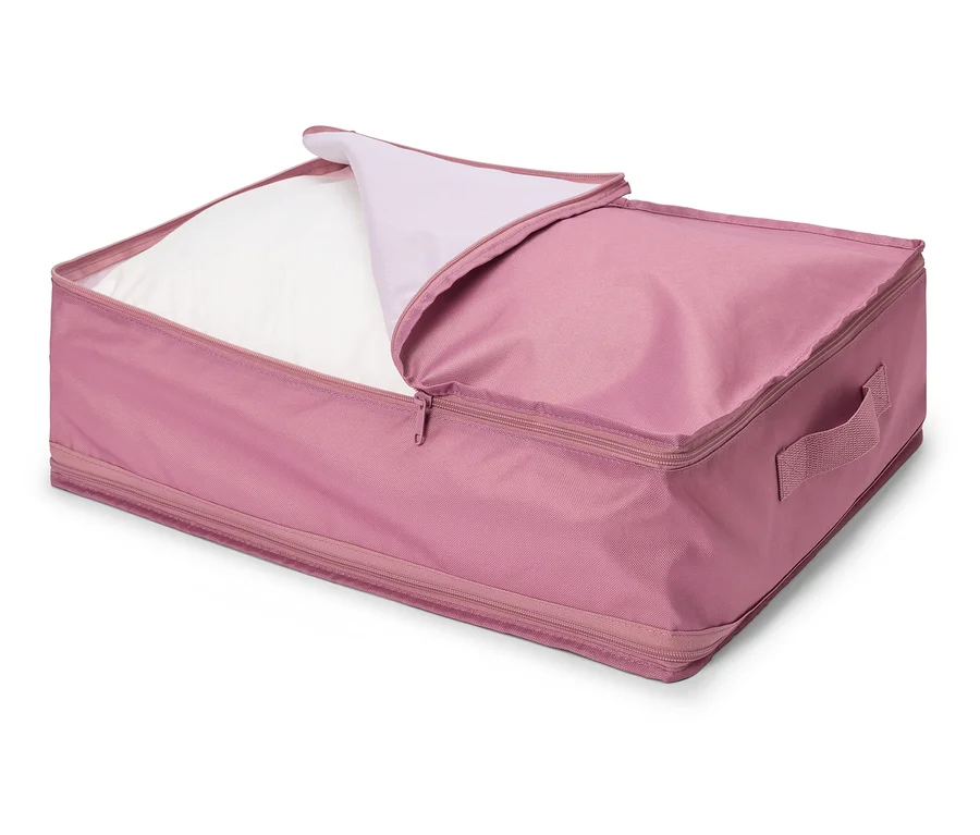 Ein rosa Aufbewahrungsbehälter mit Reißverschluss ist teilweise geöffnet und enthält ein weißes Kissen.