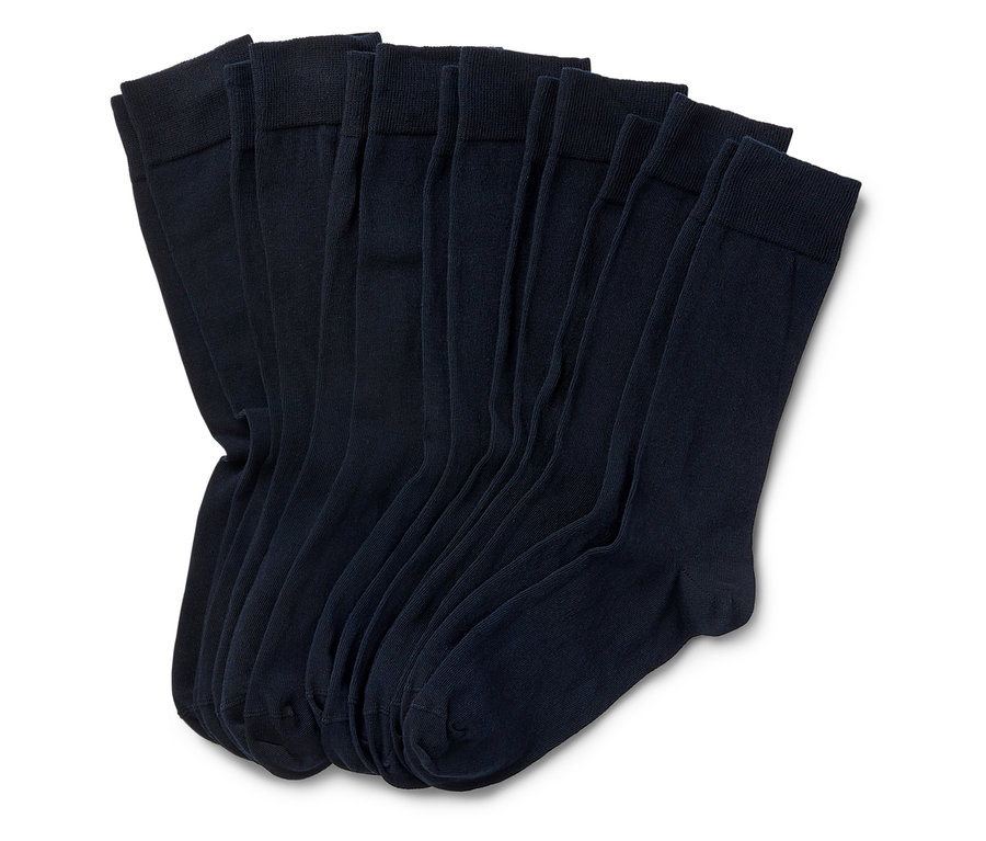 Mehrere dunkelblaue Socken liegen nebeneinander.