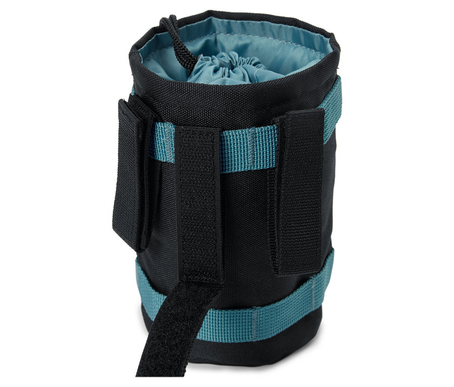 Schwarze Tasche mit türkisfarbenen Akzenten und Kordelzugverschluss.