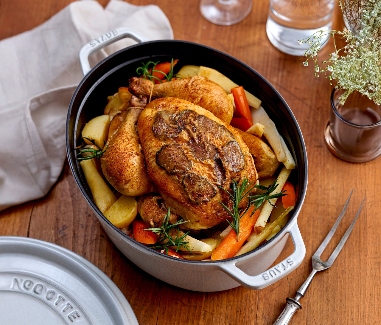 Gebratenes Hähnchen mit Gemüse im weißen STAUB Bräter »Cocotte« (ca. 4,2 l).