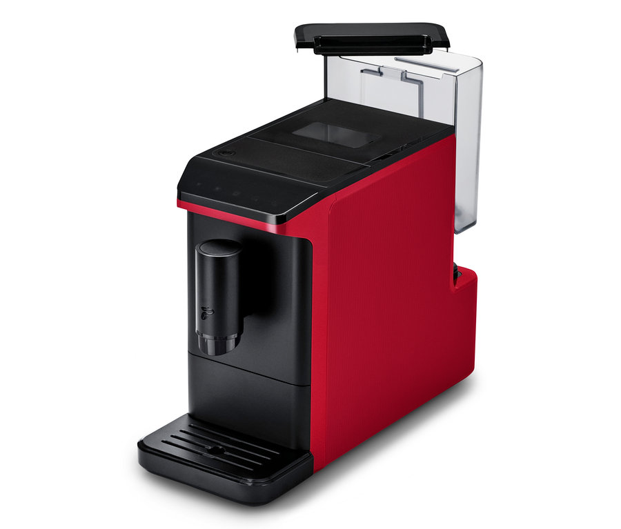 Rote und schwarze Kaffeemaschine mit transparentem Wassertank rechts, Bedienfeld oben und Abtropfschale vorne.