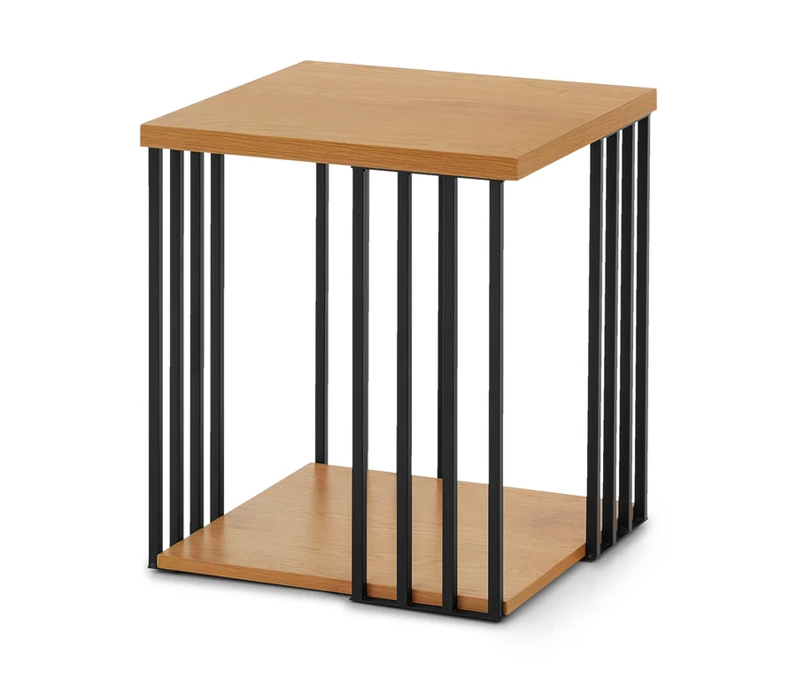 Quadratischer Beistelltisch mit hellen Holzplatten und schwarzen Metallstäben, die die obere und untere Ablage verbinden.
