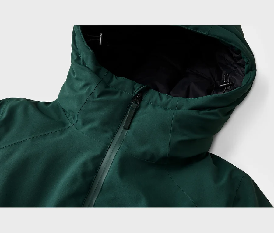 Dunkelgrüne Jacke mit Kapuze, sichtbarem Reißverschluss und schwarzem Innenfutter in der Kapuze.