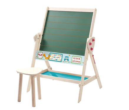 Hölzerne Kindertafel mit grüner Kreidetafel, Alphabet- und Zahlenleiste, blauer Ablage und einem passenden Holzhocker.