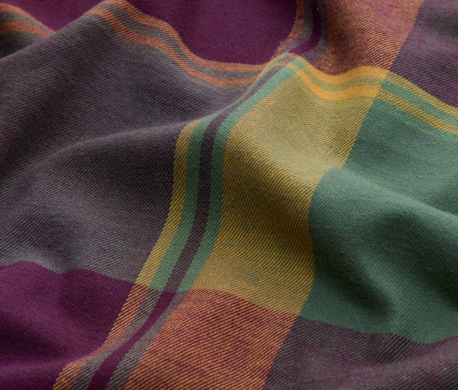 Karierter Stoff in Violett, Grün, Orange und Gelb mit Falten.