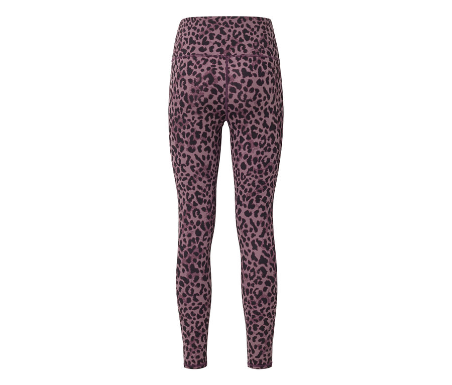Nahaufnahme einer Hose mit Leopardenmuster in Lila und Schwarz.