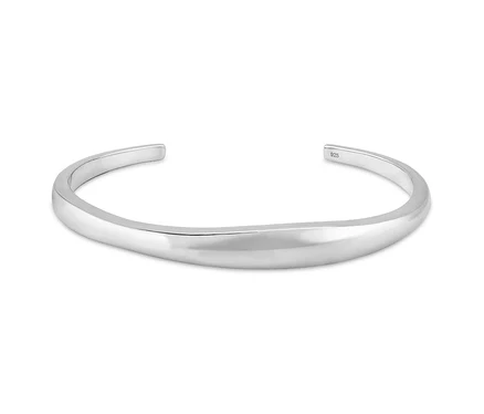 Silbernes Armband auf weißem Grund, leicht gebogen.