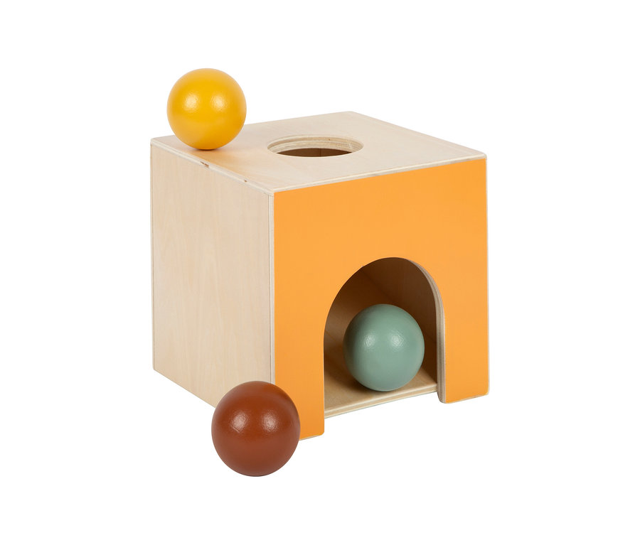 small foot Montessori-Bundle 3: Holzkiste mit orangefarbener Vorderseite, Schlitz oben und Bogen. Gelbe Kugel oben, grüne innen, braune davor.