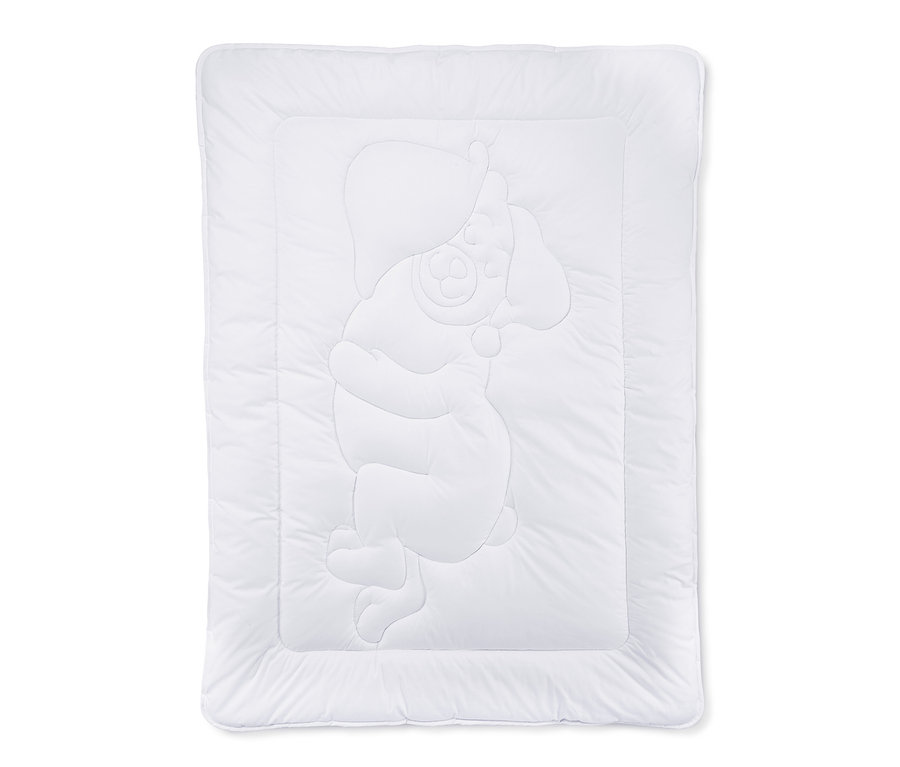 Weiße Kinder-Steppdecke und -Kissen mit Bärenrelief.