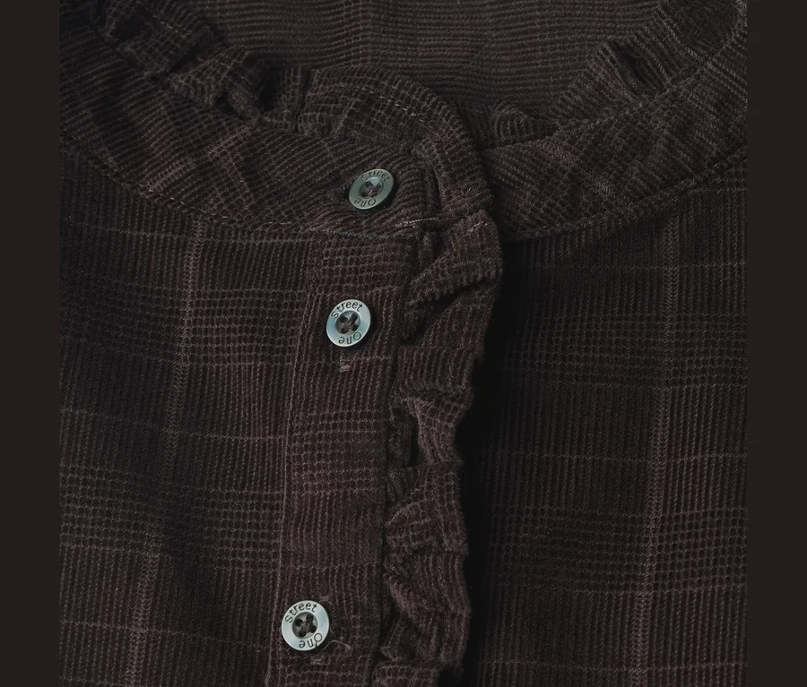 Braune Street One Cordbluse mit dezentem Karomuster, Rüschenleiste und drei hellen Knöpfen.