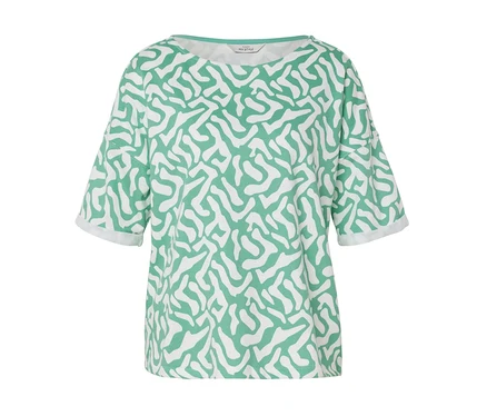Ein grünes und weißes T-Shirt mit abstraktem Muster liegt flach.