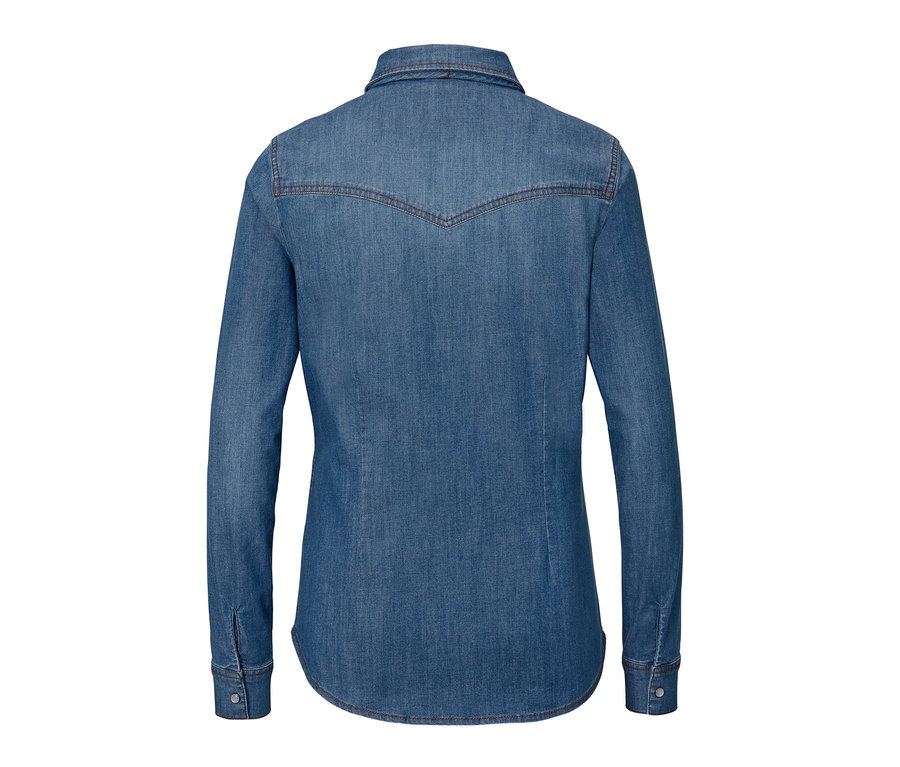 Detailansicht der Rückseite einer Jeansbluse.