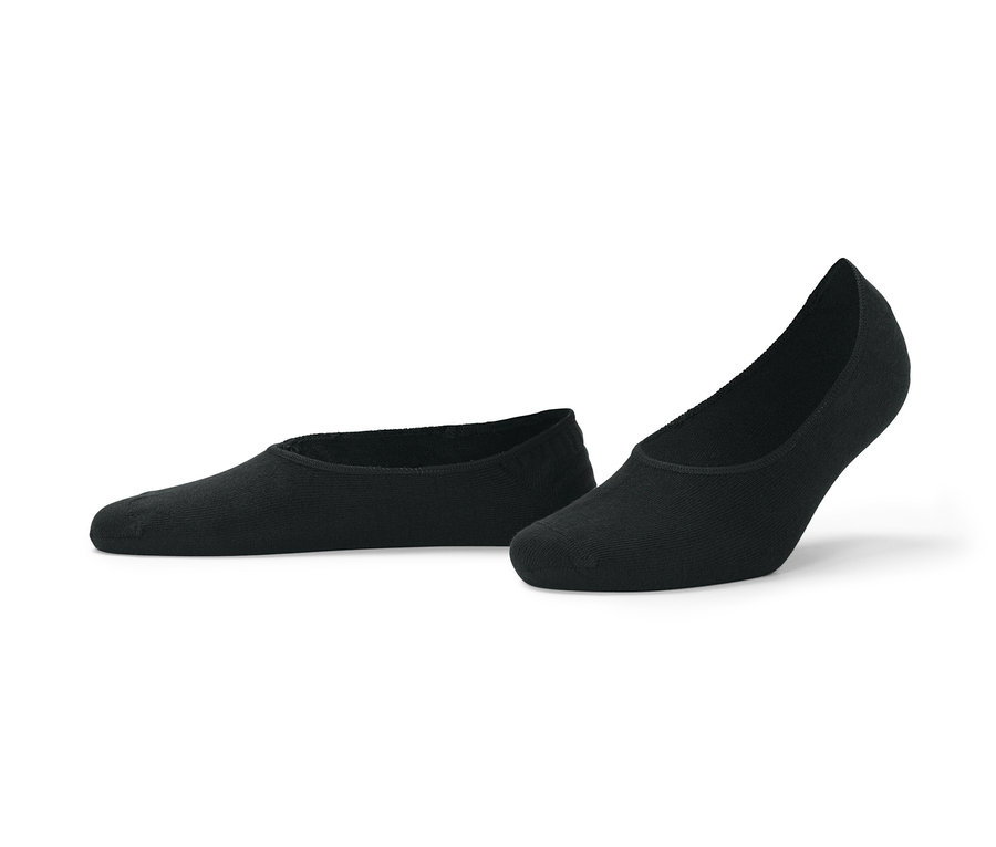 Zwei schwarze Paar Sneaker-Füßlinge liegen auf dem Untergrund.