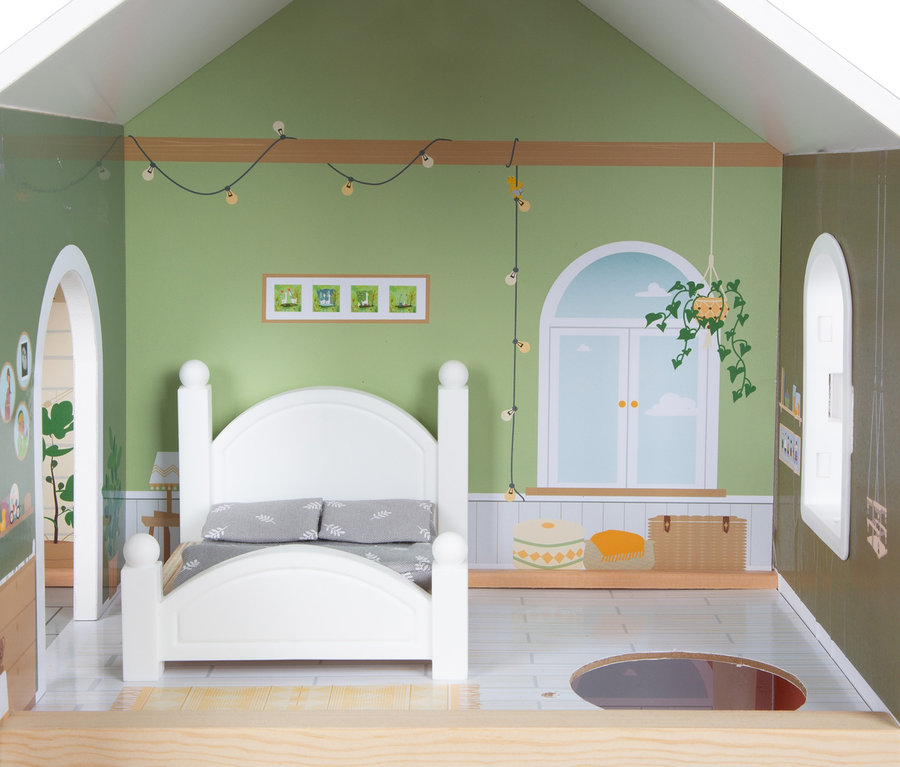 Detailansicht des Schlafzimmers im small foot Puppenhaus mit Dachterrasse.