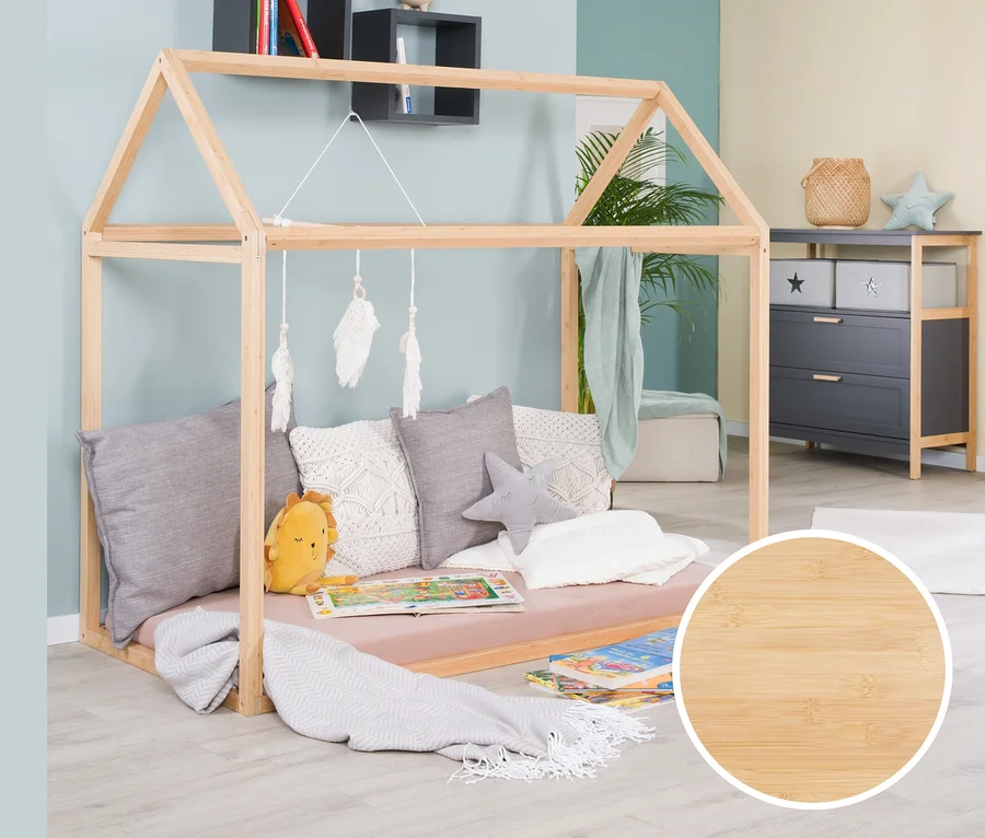 Kinderzimmer mit roba Hausbett, ca. 70 x 140 cm, bambus, Kissen, Spielzeug und Büchern.