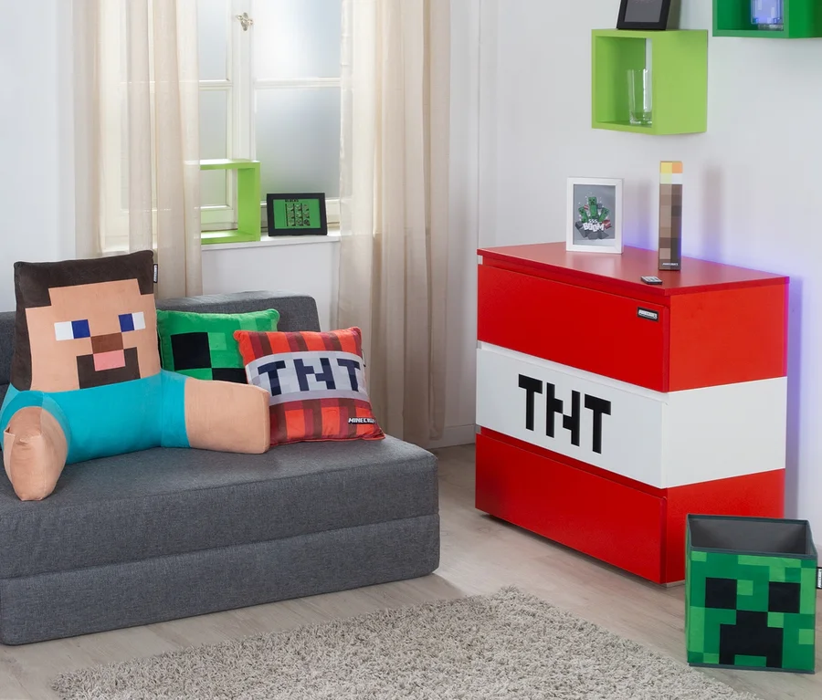 Graues Sofa mit Minecraft-Kissen und roba Minecraft Kommode TNT.