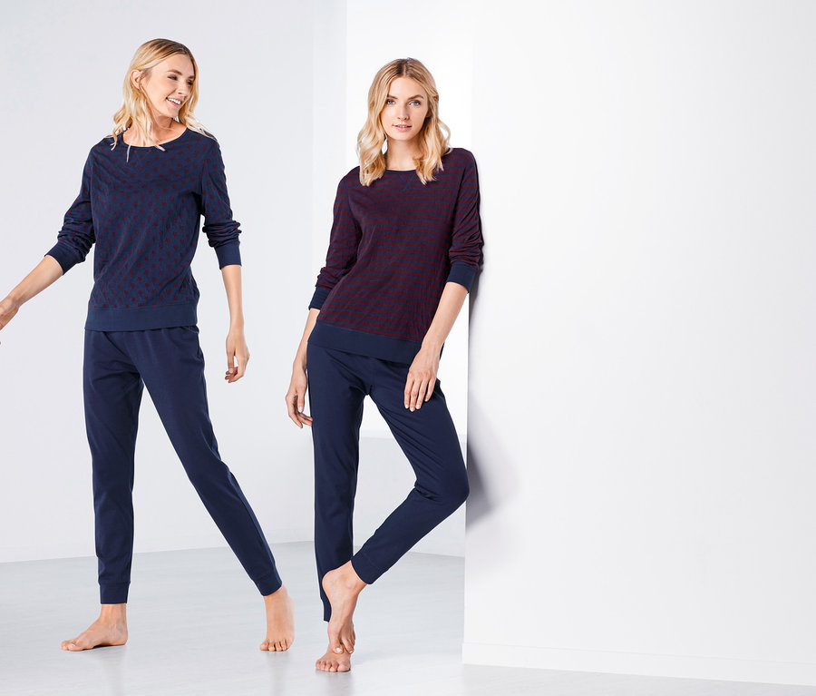 Zwei Frauen posieren in Wende-Pyjamas.