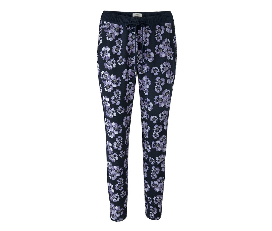 Eine knöchellange Webhose mit blauem Blumenmuster.
