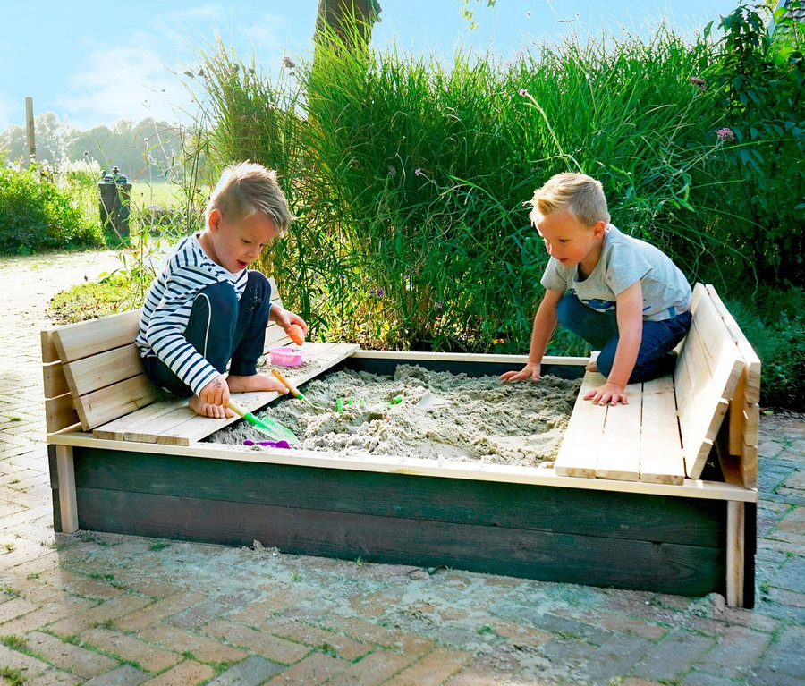 Zwei Jungen spielen im EXIT XL-Sandkasten »Aksent«.