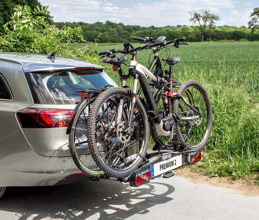 Zwei Fahrräder, die auf einem Fahrradträger Premium 2 an einem Auto befestigt sind.