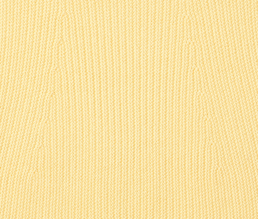 Detailansicht eines gelben Strickpullovers.