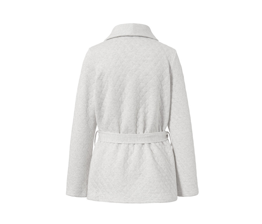 Rückansicht der Kuscheljacke mit Gürtel in der Taille.