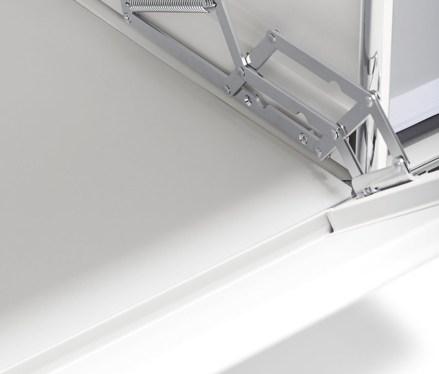 Detailansicht eines weißen Metallregals »CN3« mit 3 Fächern.