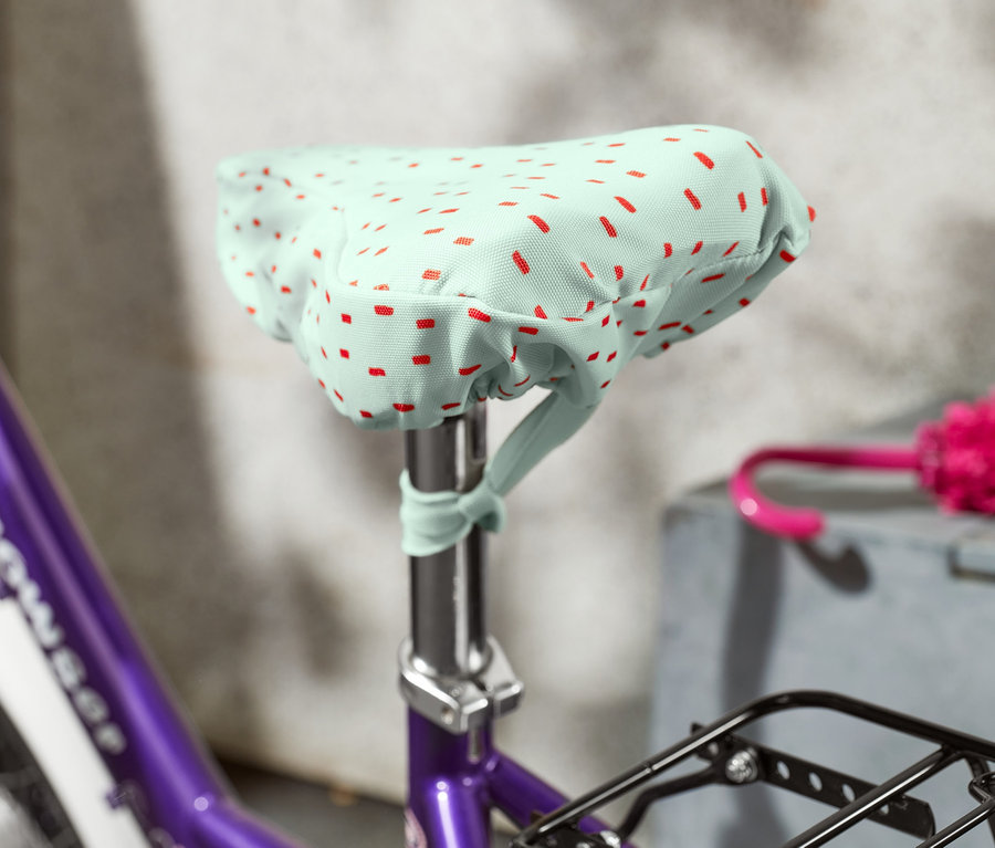 Nahaufnahme eines lila Fahrrads mit Fahrrad-Sattelbezug, Kids.
