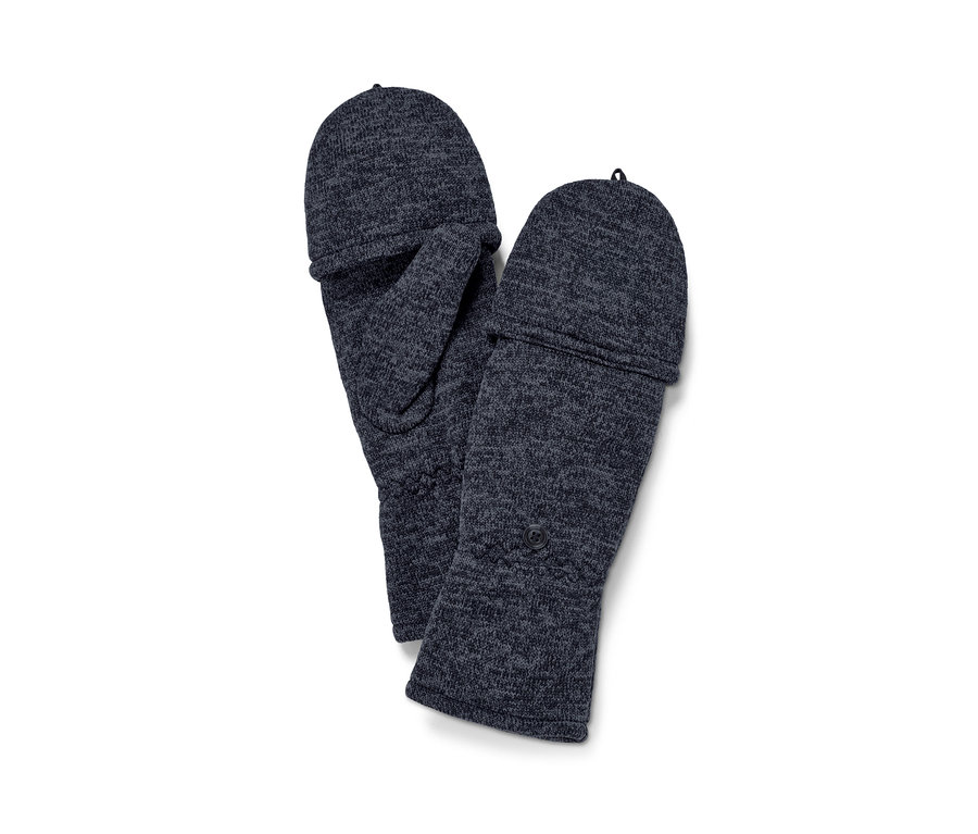 Blaue Strickfleece-Klappfäustlinge liegen auf einem weißen Hintergrund.