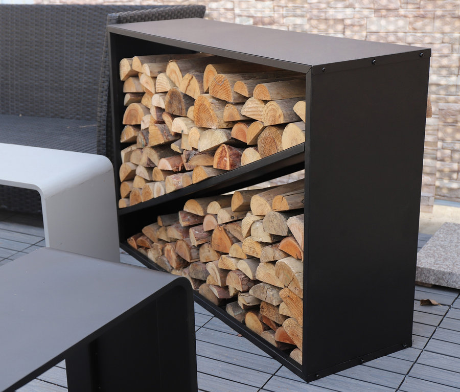 Schwarzes Kaminholzregal mit Holz und zwei Bänken.