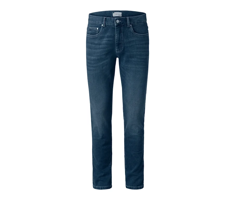Eine blaue Jeans im Five-Pocket-Style auf einem weißen Hintergrund.