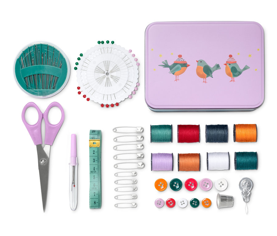 Näh-Set in Metallbox mit Schere, Knöpfen, Nadeln und Fäden.